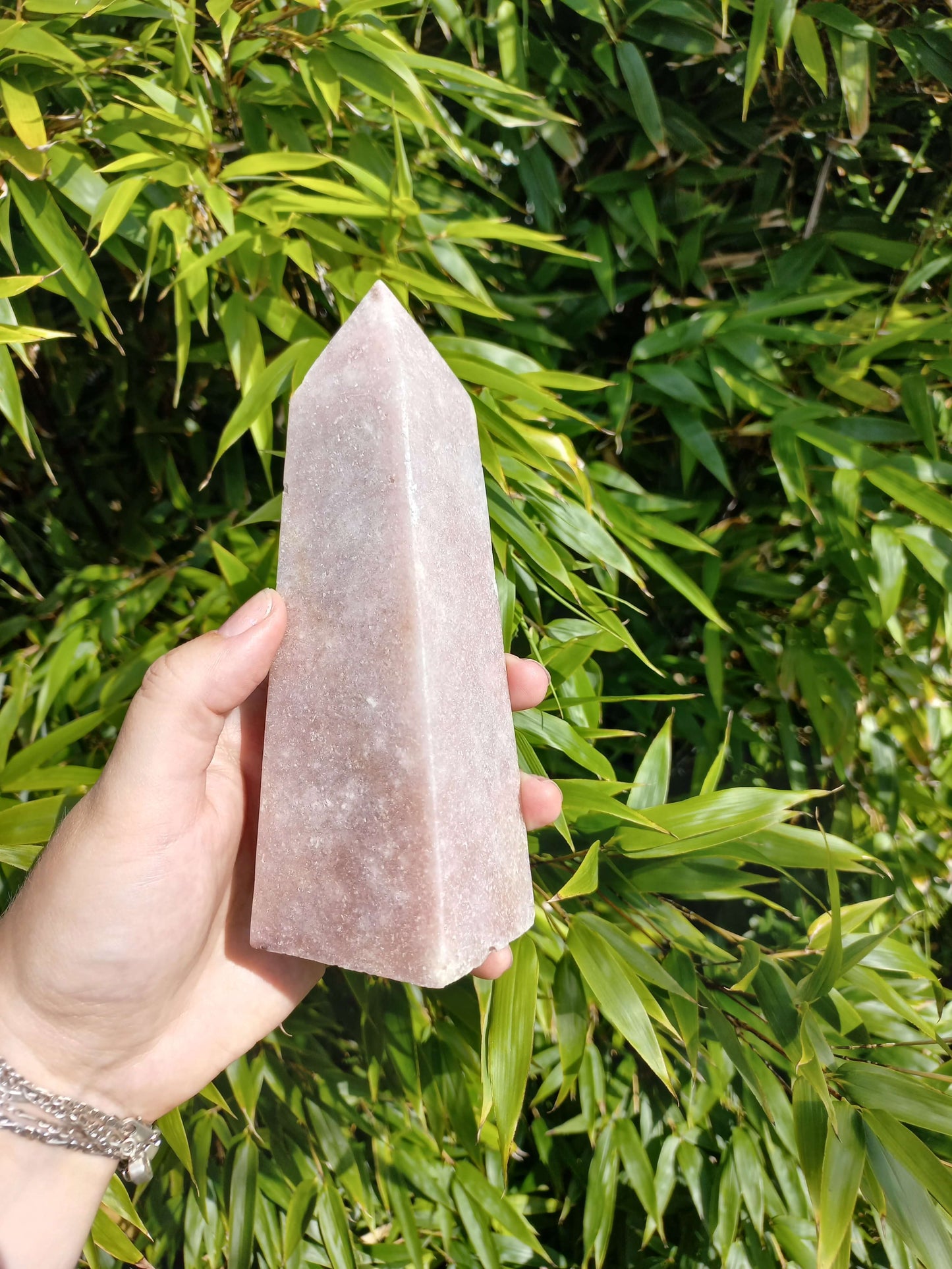 Roze amethist obelisk