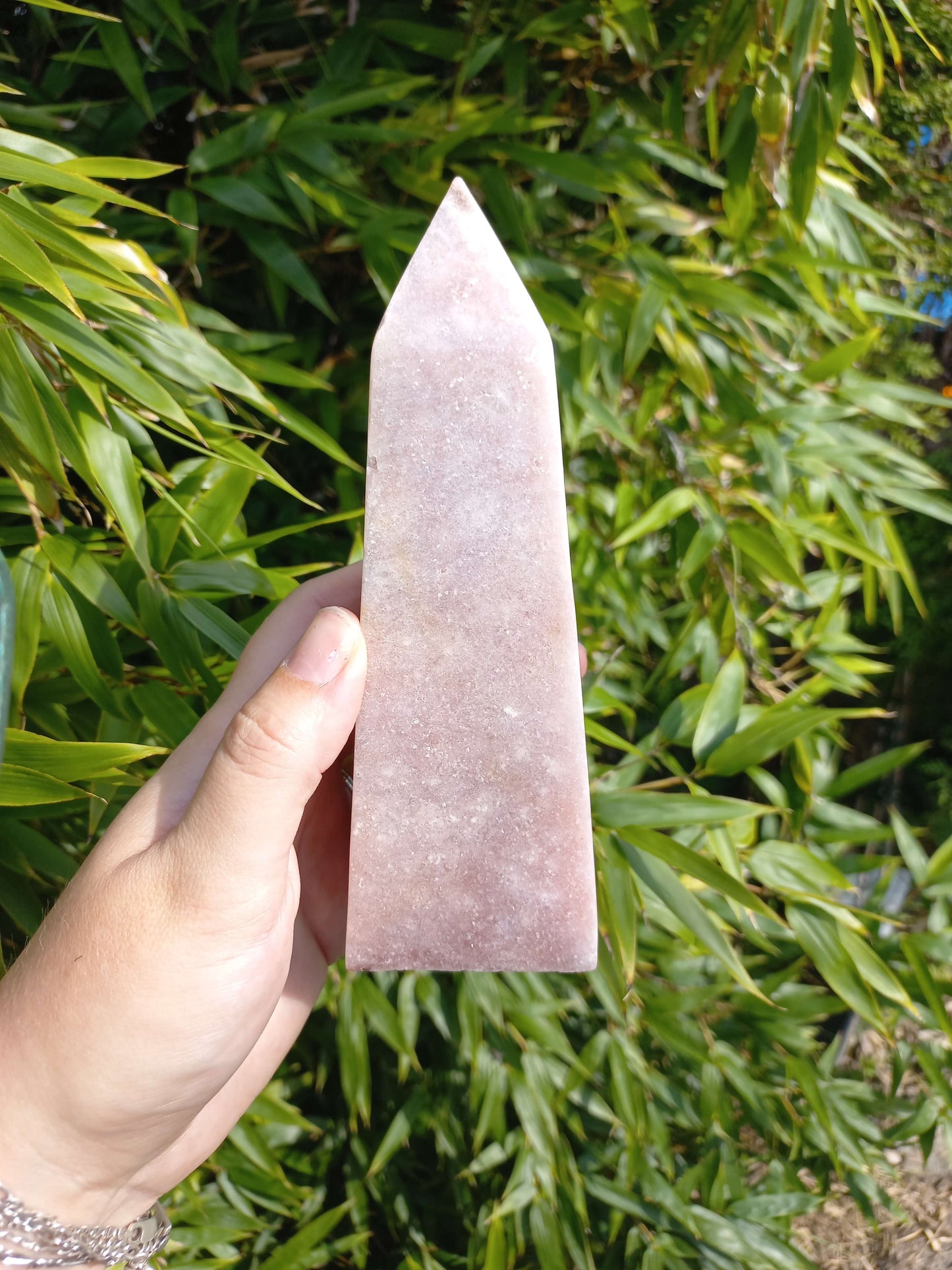 Roze amethist obelisk