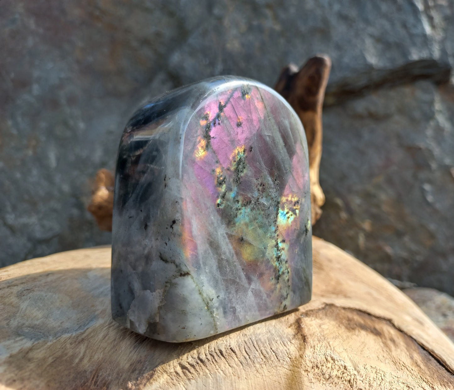 Paarse labradoriet sculptuur