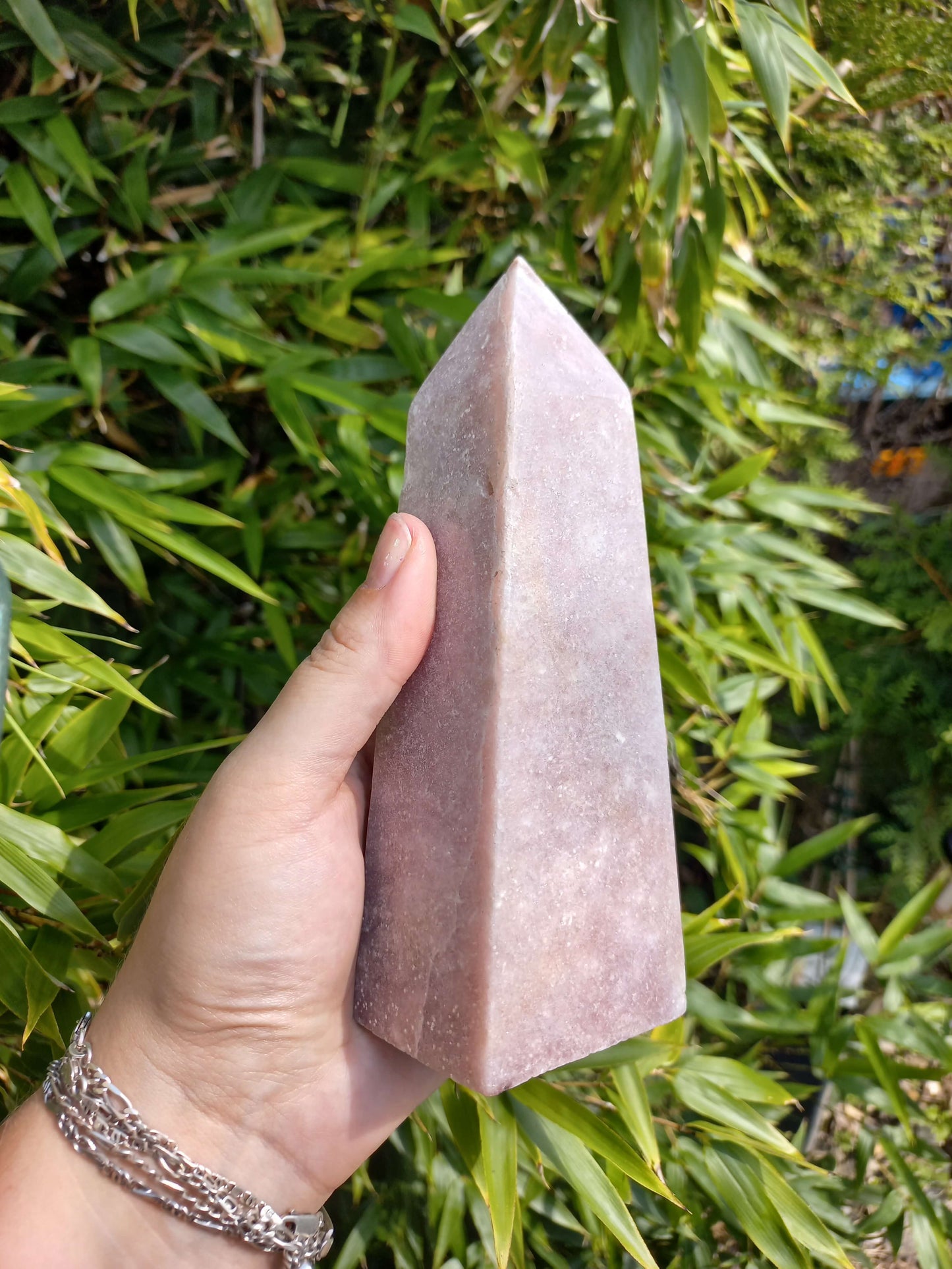 Roze amethist obelisk