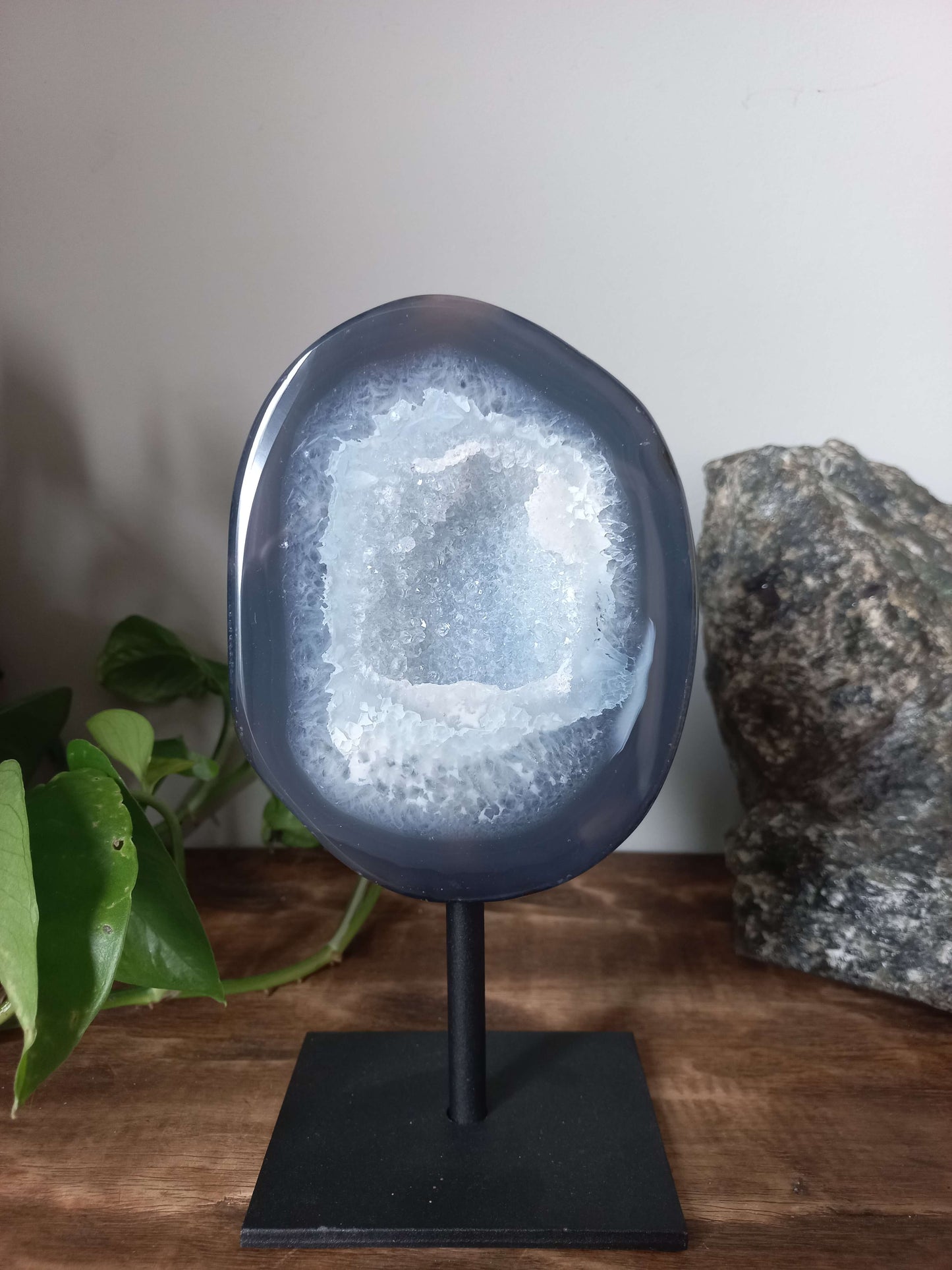Agaat geode op standaard