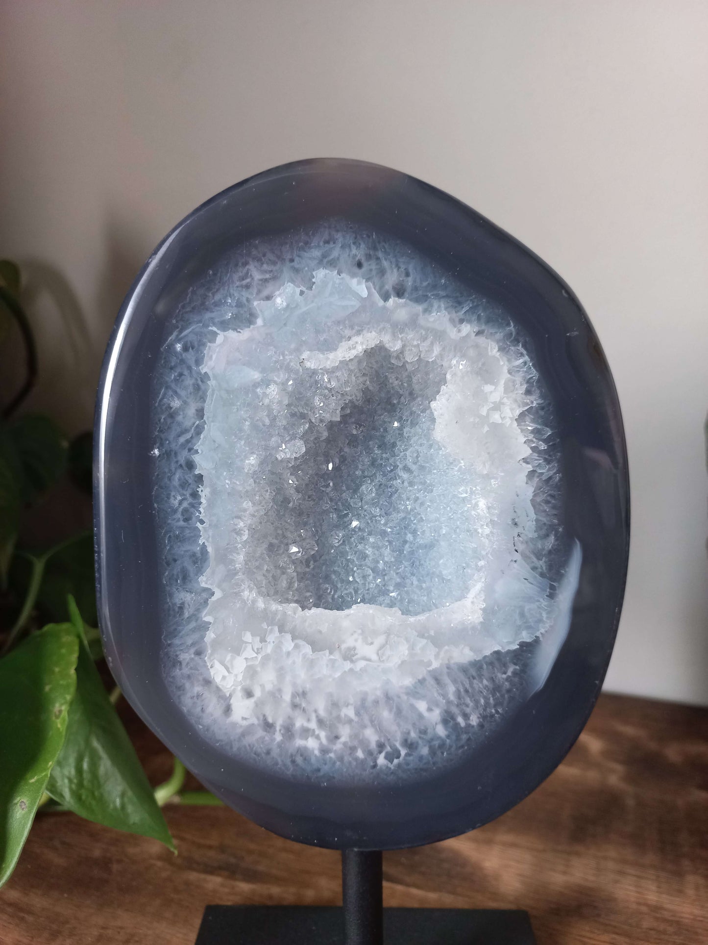 Agaat geode op standaard