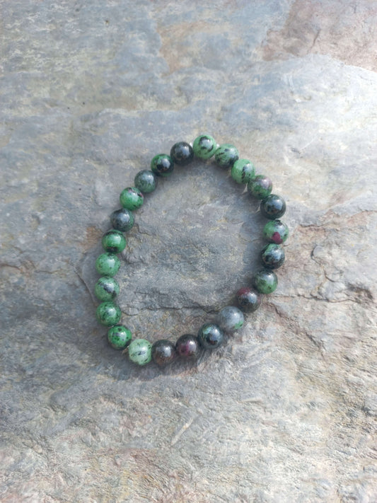 Robijn in zoรฏsiet armband