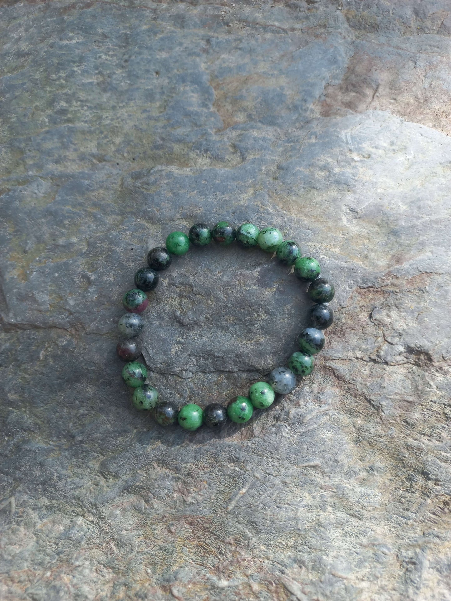 Robijn in zoïsiet armband